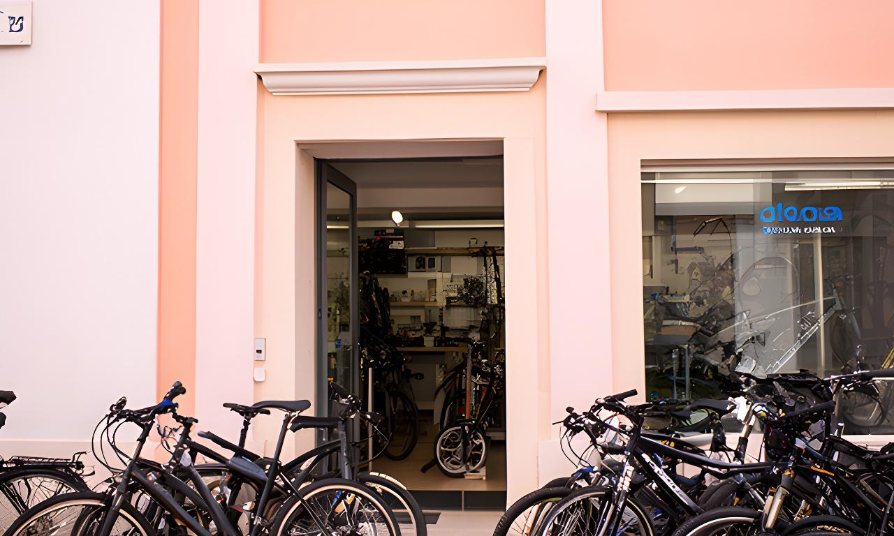 Fachada da loja em Estômbar e Parchal com bicicletas em exposição junto à entrada